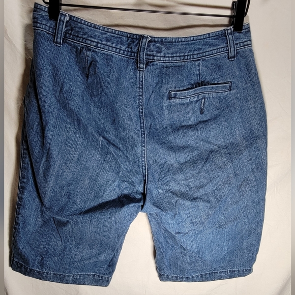 Liz Claiborne size 8 denim jean Audra shorts in great condition. - Picture 5 of 8